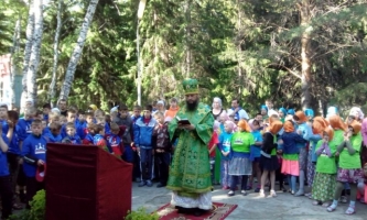 епископ Савватий на день Святого Духа в православном лагере Преображение