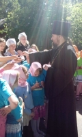 Иереи Димитрий в детском православном лагере 