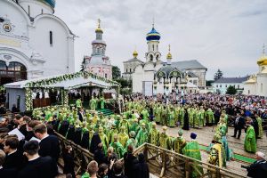 Епископ Тарский и Тюкалинский Петр принял участие в праздничных богослужениях в Троице-Сергиевой лавре