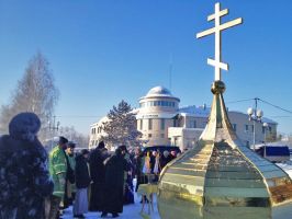 На Спасский Собор установили крест и купол